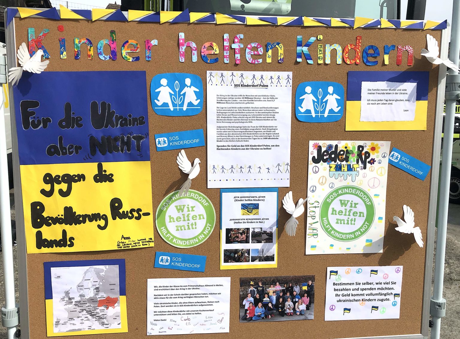 Auf einer Info-Tafel vermittelten die Kinder ihre Motivation für ihren Einsatz und informierten über die SOS-Kinderdörfer.
Foto: MAZ