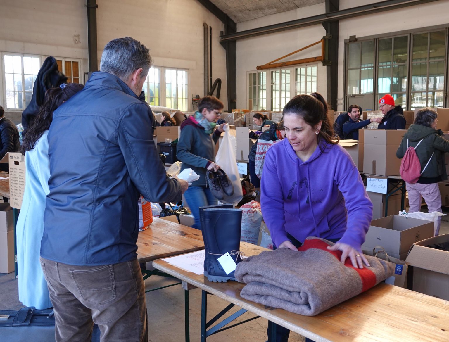 Alle Spenden wurden von den freiwilligen Helfern überprüft. Nur was ganz, sauber und nützlich ist, wird angenommen. Fotos: MAZ