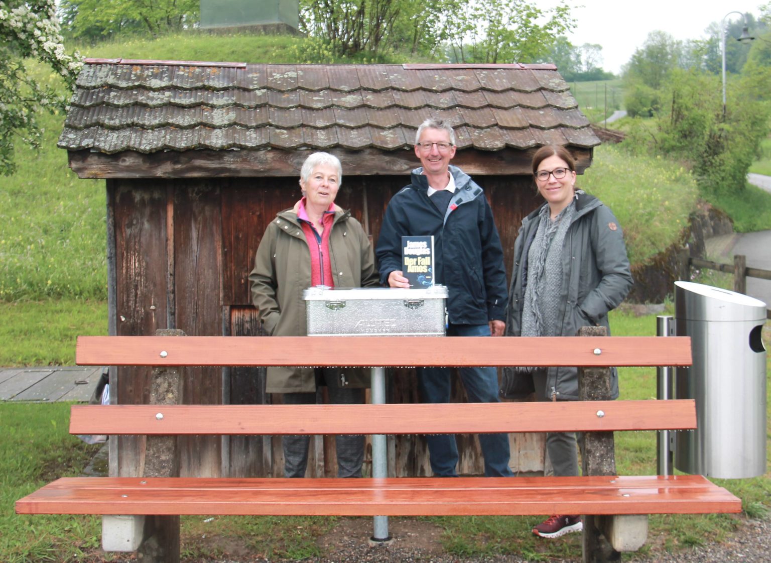 Susy Sauter, Pepe Bösch und Sandra Kubli (v.l.) sorgen für Lektüre beim Bänkli oberhalb des Weilers Burg beim Reservoir Gerbe.
Foto: zvg