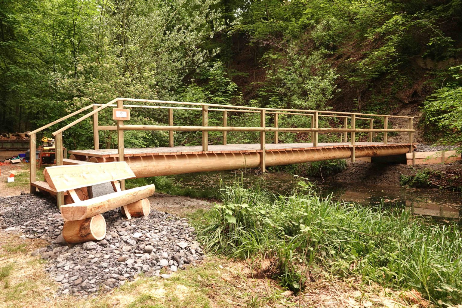 Die neue Brücke trägt ein Schild mit dem Text «erbaut durch die Pioniere des Zivilschutz Region Meilen».