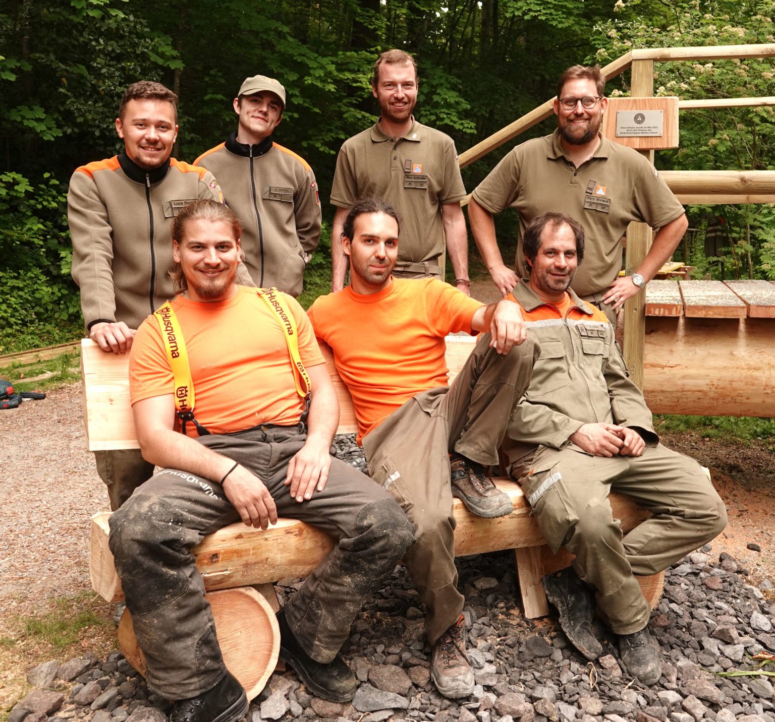 Aus dem übriggebliebenen Holz bauten die Männer des Zivilschutzes
spontan ein Bänkli, auf dem sich Spaziergänger ausruhen können.
Fotos: MAZ