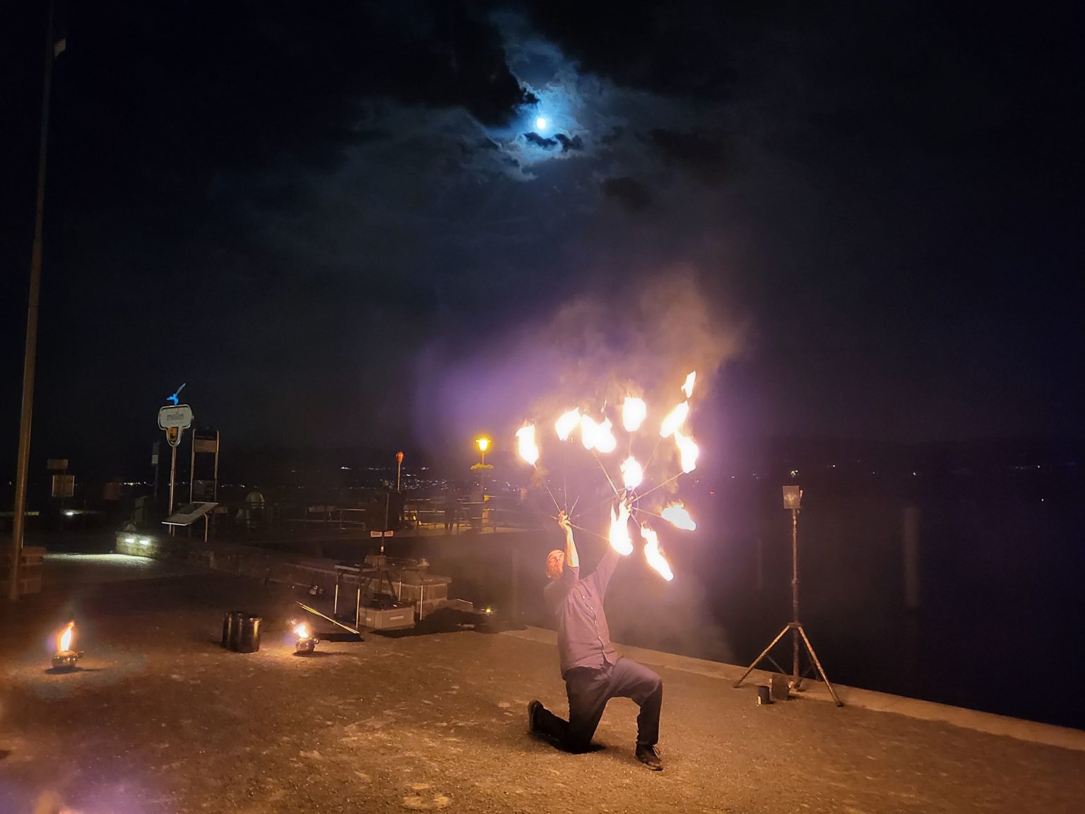 Kniefall unter dem Mond am Zürichsee. Die Feuershow von Christian fand vor eindrücklicher Kulisse statt.
Foto: zvg