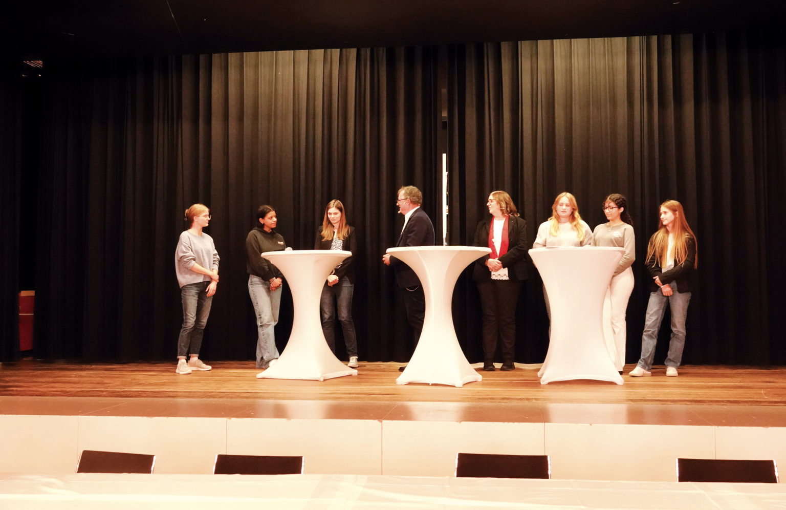 Fabienne Stucki, Leonie Mitondo, Flurina Bezzola, Hansruedi Galliker, Cornelia Pichler, Rosalie Preisshofen, Juliana Paniz und Glenda Rima (v.l.).