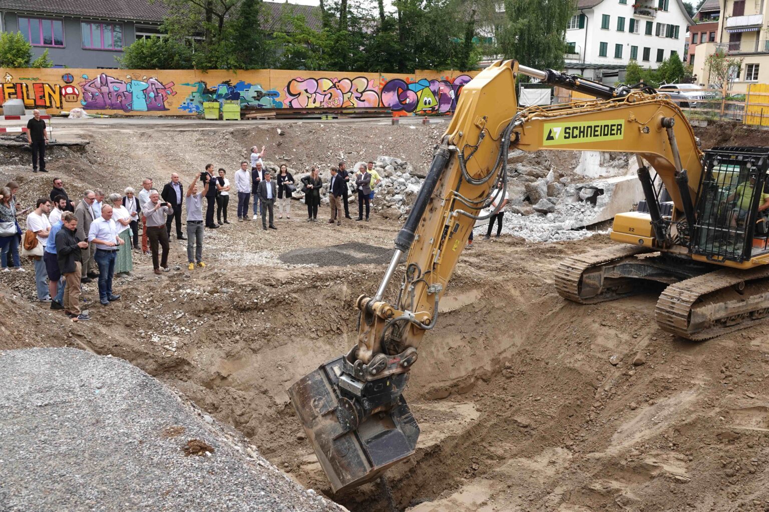 Feierlicher Akt vor Publikum: Kies und Erde bedeckt die Kassette mit Dokumenten und Erinnerungsstücken.
Fotos: MAZ