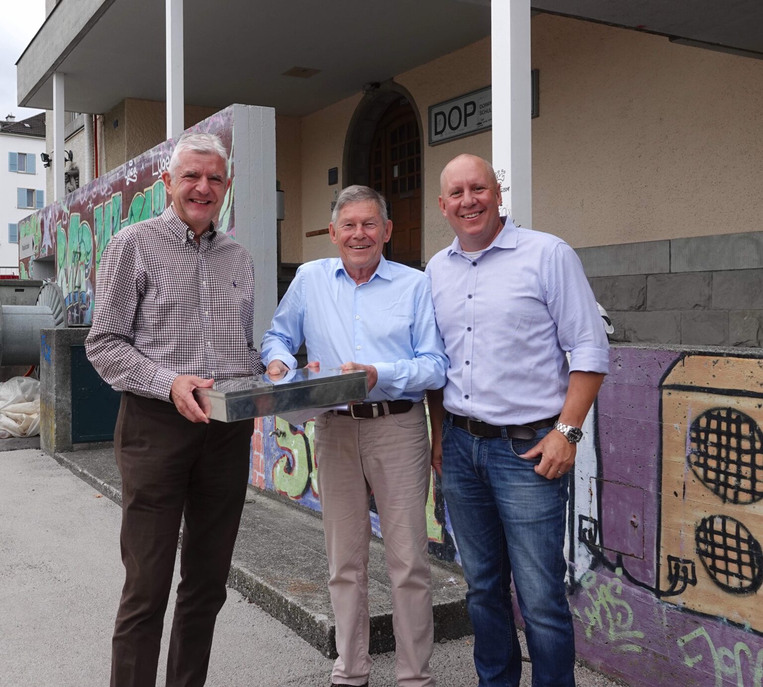 Der Vertreter der Baurechtsgeberin, Christoph Hiller (links) mit den Baurechtsnehmern Dieter (Mitte) und Alex Jenny.