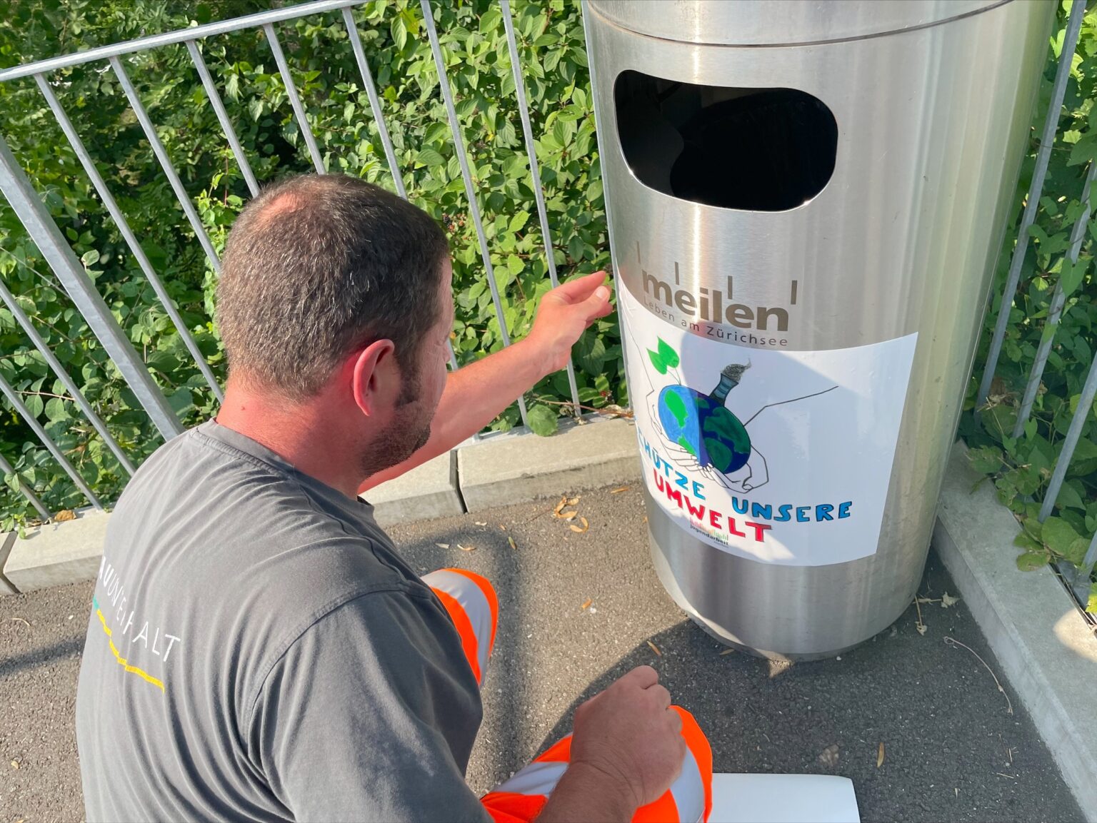 Auch dieses Jahr werden Abfallbehälter mit Zeichnungen mit Botschaft beklebt.
Foto: zvg