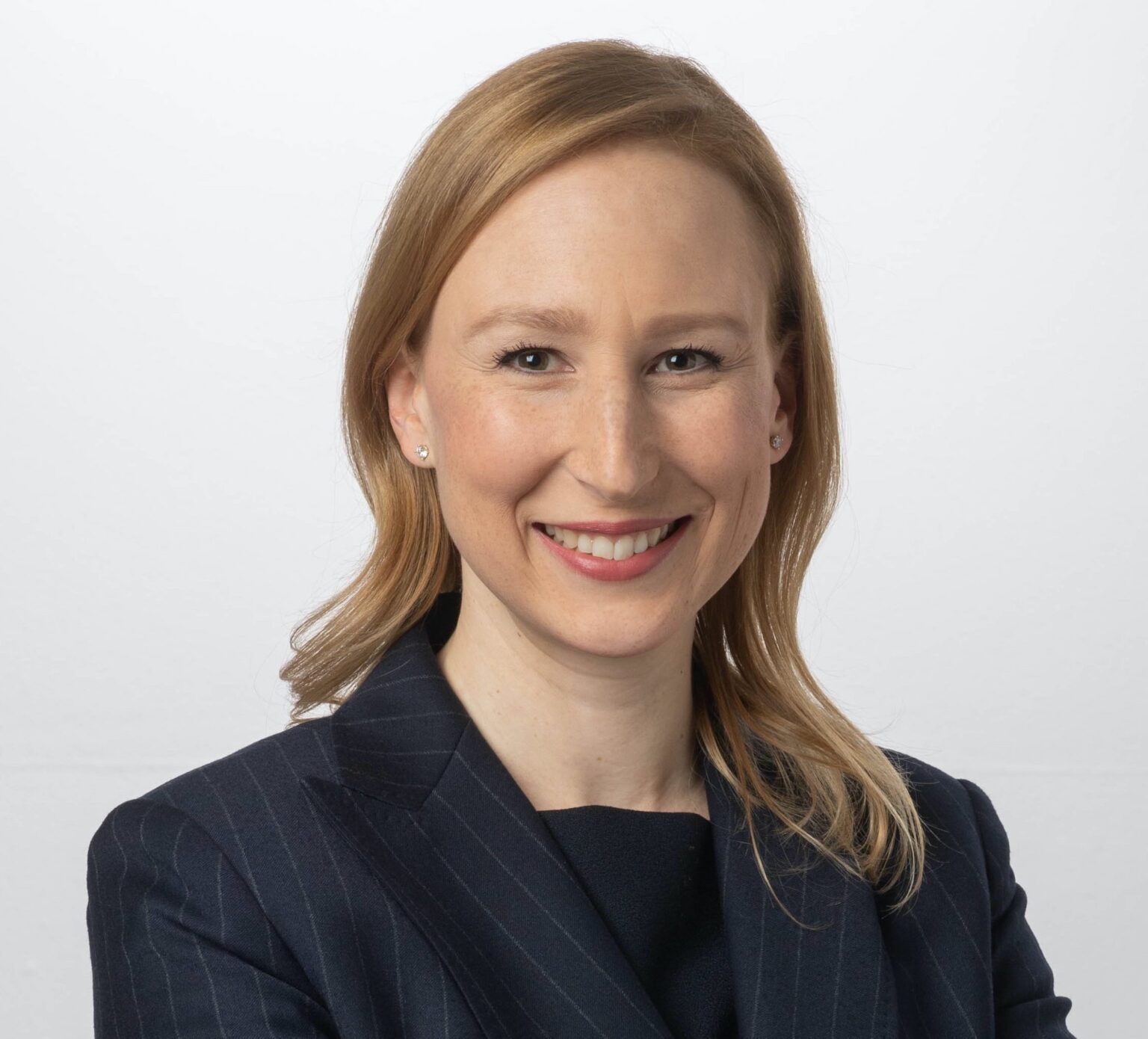 Pia Guggenbühl HEV-Vorstandsmitglied und Küsnachter Gemeinderätin leitet das Gespräch. Foto: zvg
