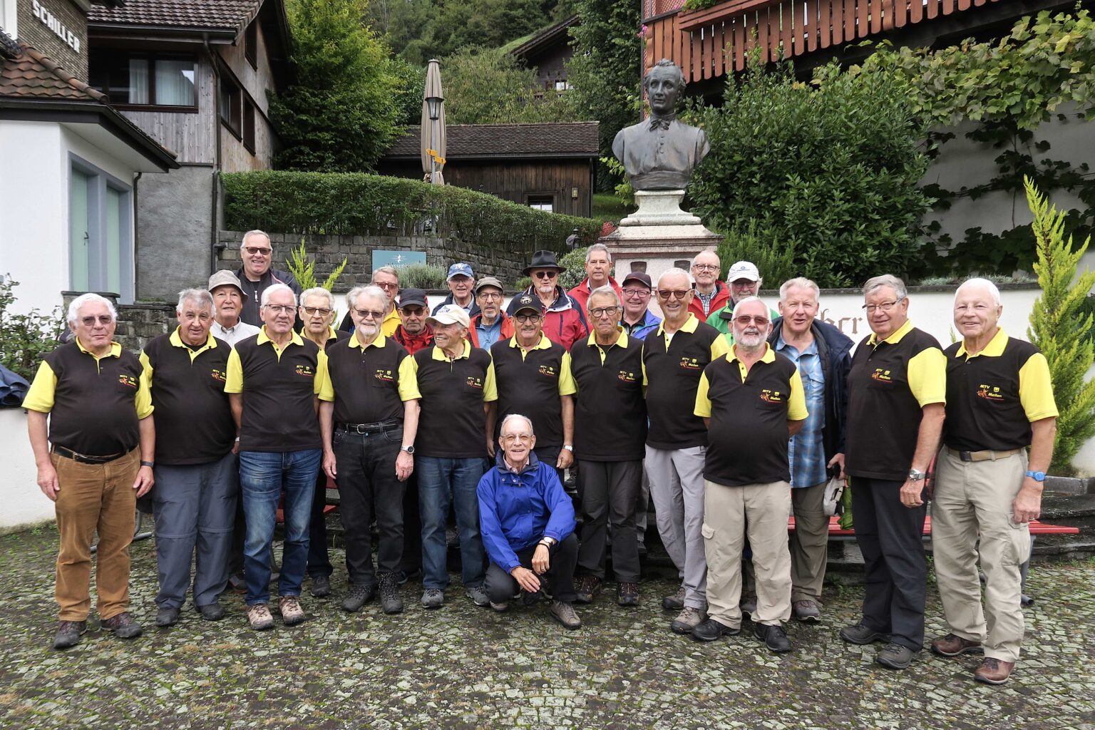 Die Meilemer Männerturner begrüssen Bauen und Pater Alberich Zwyssig. 
Foto: zvg