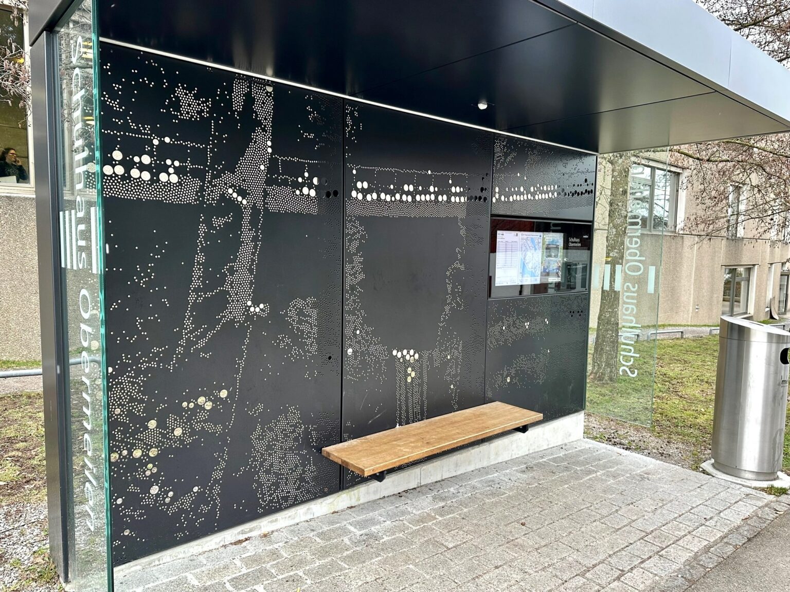 Schulhaus Obermeilen: Klar zu erkennen ist die Hängeseilbrücke über das Beugenbachtobel, erstellt von Ingenieur Hans Pfaffen und eingeweiht 2012. Mit ihren 62 Metern ist sie die längste im Kanton.
Fotos: MAZ