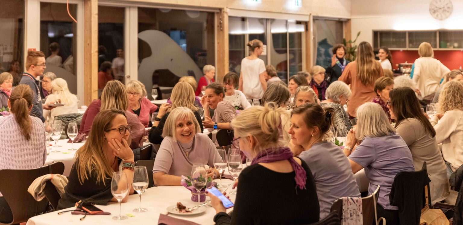 Angeregte Gespräche an der GV des Frauenvereins Feldmeilen – viele trugen Lila.