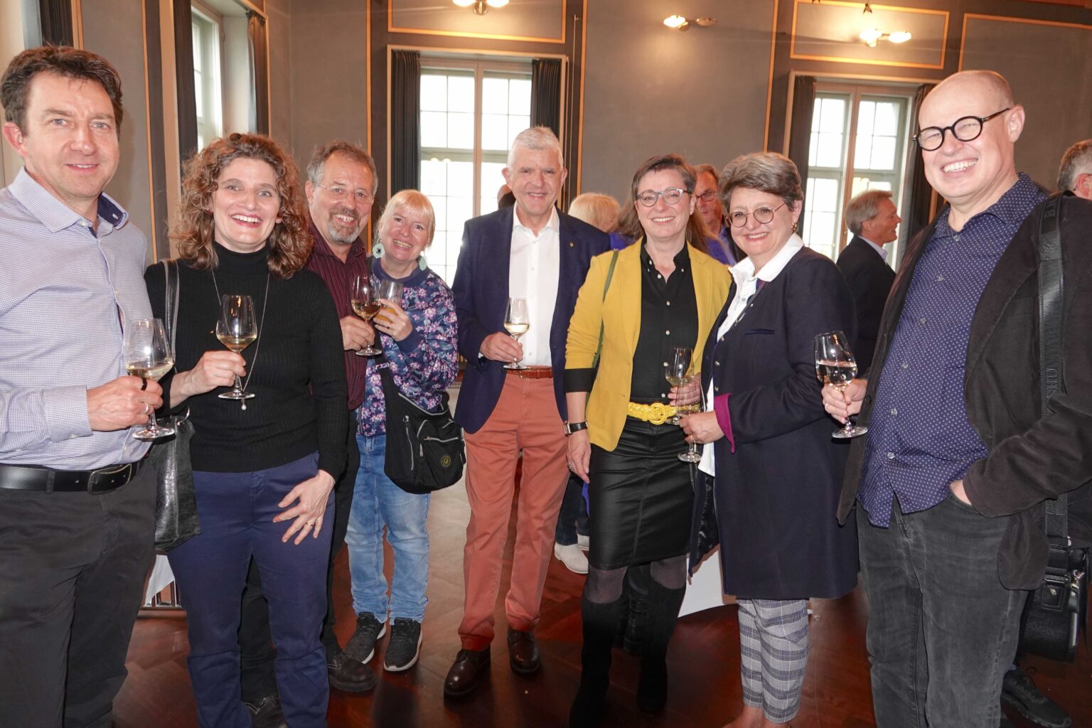 Gewerbler und Politiker in Minne vereint: Martin und Maria Häni, Adrian und Karin Bergmann, Gemeindepräsident Christoph Hiller und Lara Rée, die neue Bezirkspräsidentin des Gewerbeverbandes, Marianne Zambotti-Hauser, und Roman Schmucki (v.l.).