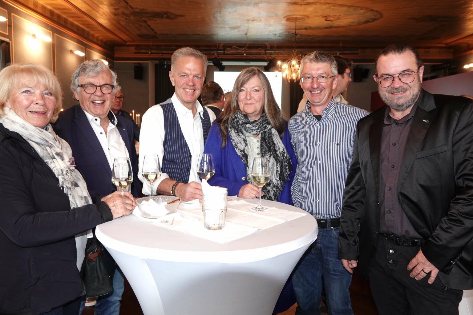 Doris und Harry Weber, Ueli Schlumpf, Sylvia Steiger mit Neu-Gemeinderat Pepe Bösch sowie Alt-Gemeinderat Thomas Steiger (v.l).