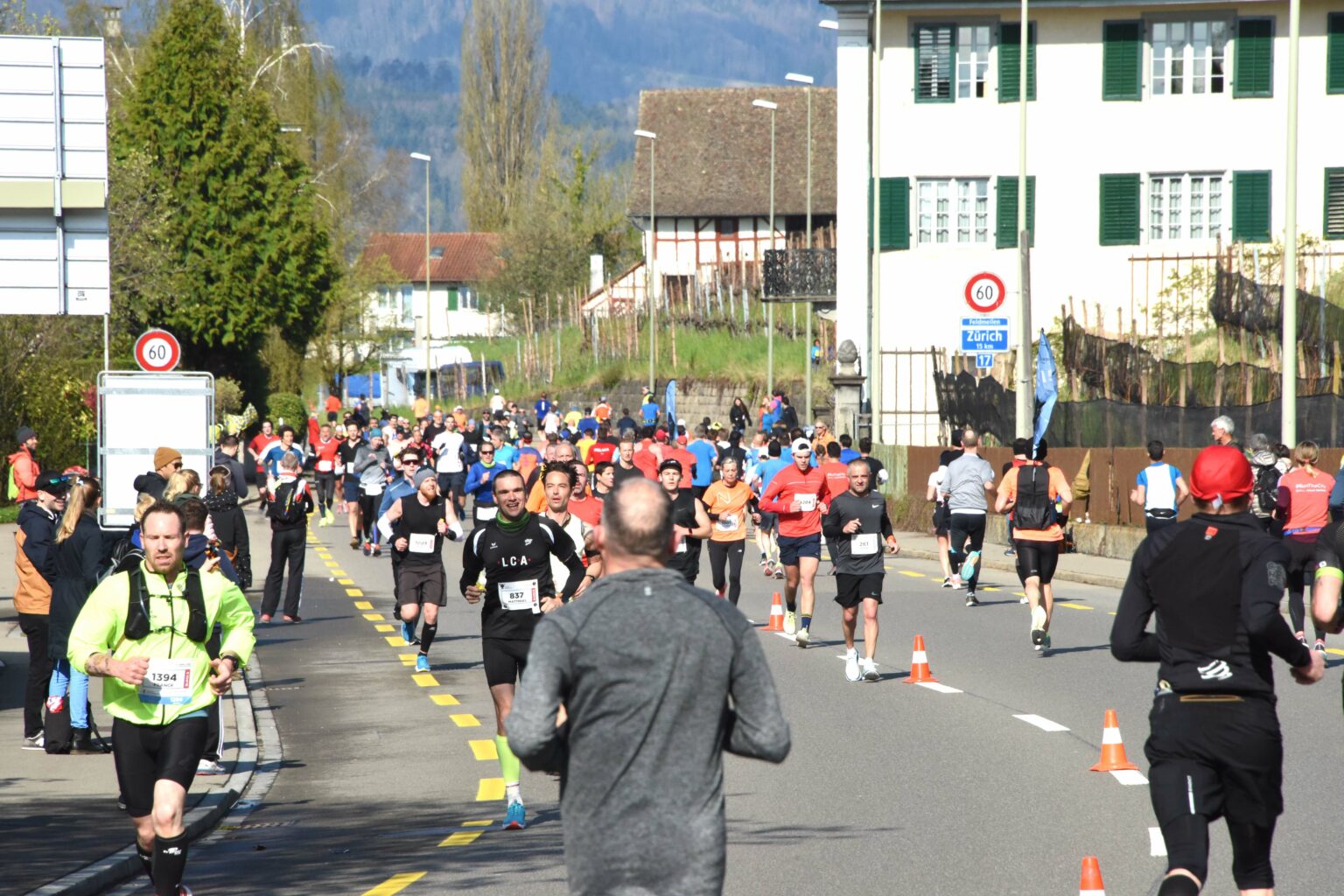 Fast 14‘000 Läuferinnen und Läufer haben sich für eine der Marathon-Disziplinen angemeldet. Wer die ganzen 42,195 Kilometer zurücklegt, erreicht den Wendepunkt der Strecke in Meilen.
Foto: MAZ Archiv