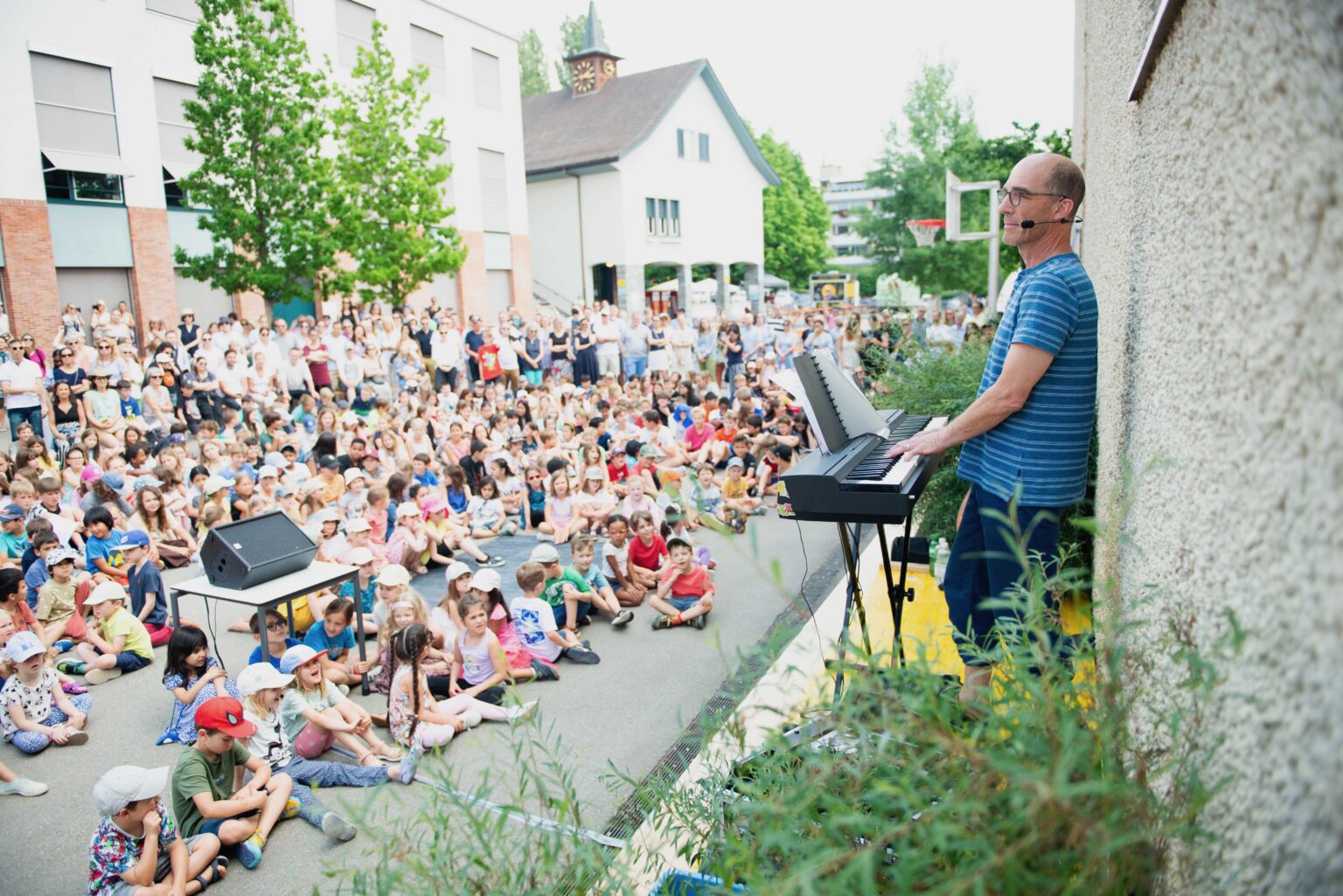 Der schweizweit bekannte Kinderliedermacher Andrew Bond zog die Primarschulkinder in seinen Bann.