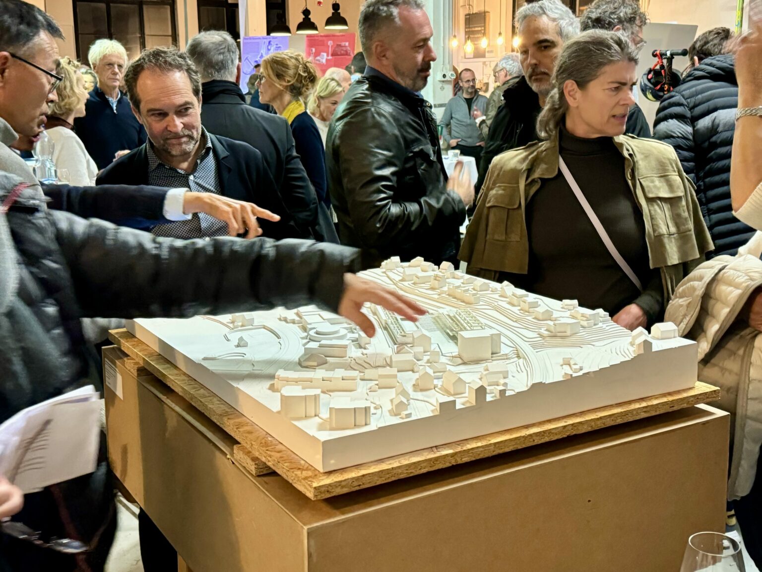 Das Projektmodell stiess auf grosses Interesse. Hinten links Architekt Luca Deon.
Foto: MAZ