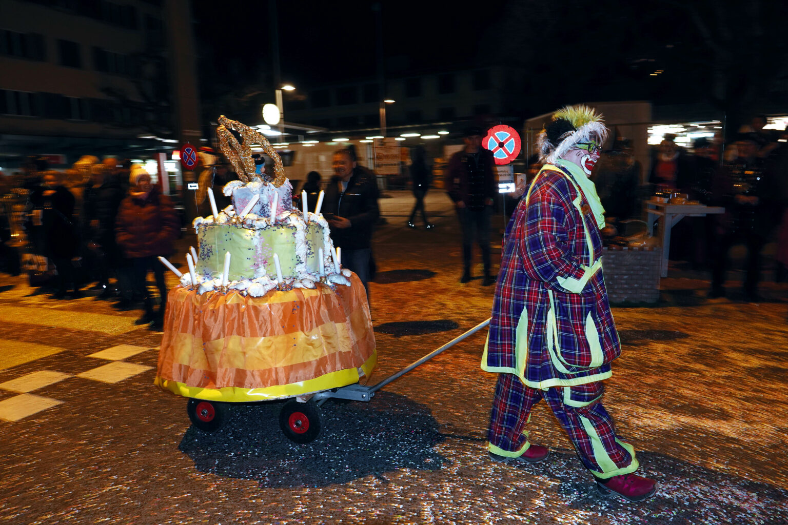 Ob es zum Fünfzigsten auch eine Torte gibt? Man erfährt es am Dämmerungsumzug ab 18.18 Uhr.
Foto: MAZ Archiv
