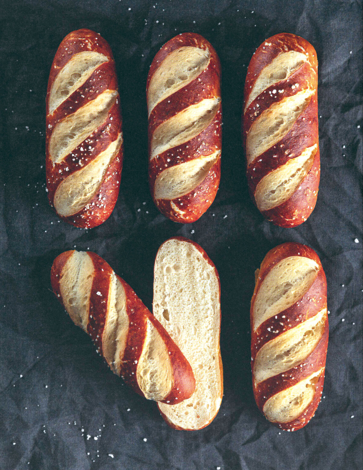 Obwohl sie nicht mit dem ätzendem Natriumhydroxid hergestellt werden, schmecken die Laugenbrötchen wie vom Profibäcker.

Foto: Judith Erdin, Markus Muoth, AT Verlag, www.at-verlag.ch
