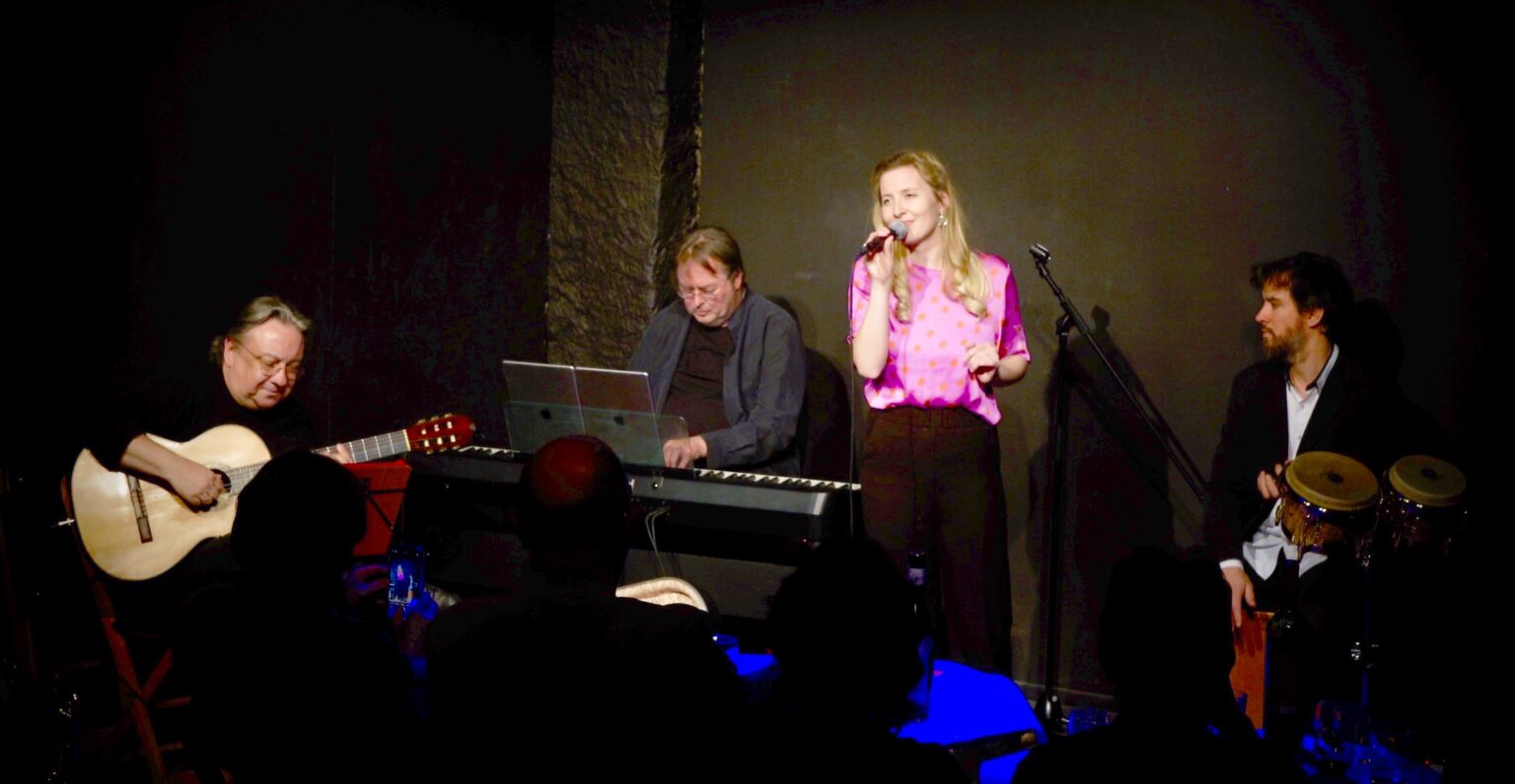 Annina Gieré begeisterte mit mitreissenden Basso-Nova- und Bolero-Liedern.