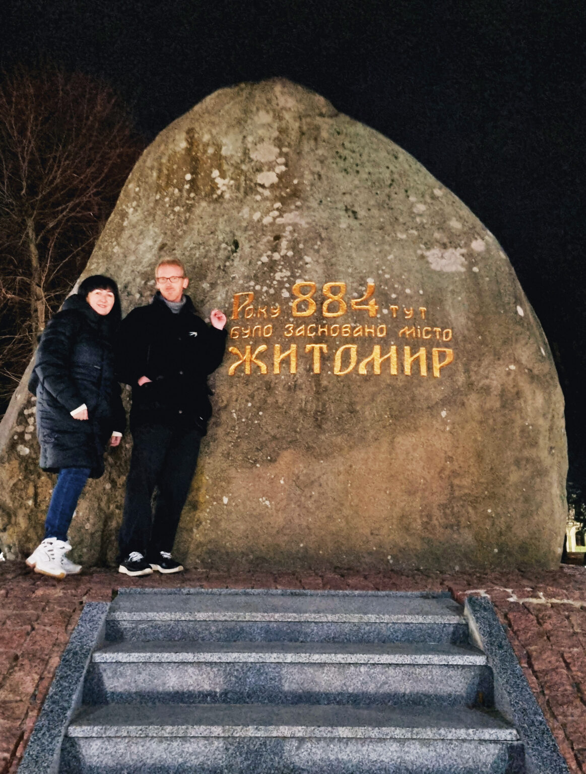 Mischa mit Aliona im Spätherbst 2023 in Schytomyr. Die Stadt wurde im Jahr 884 gegründet, wie auf dem Stein zu lesen ist.
Foto: Oleksandr Harkavenko