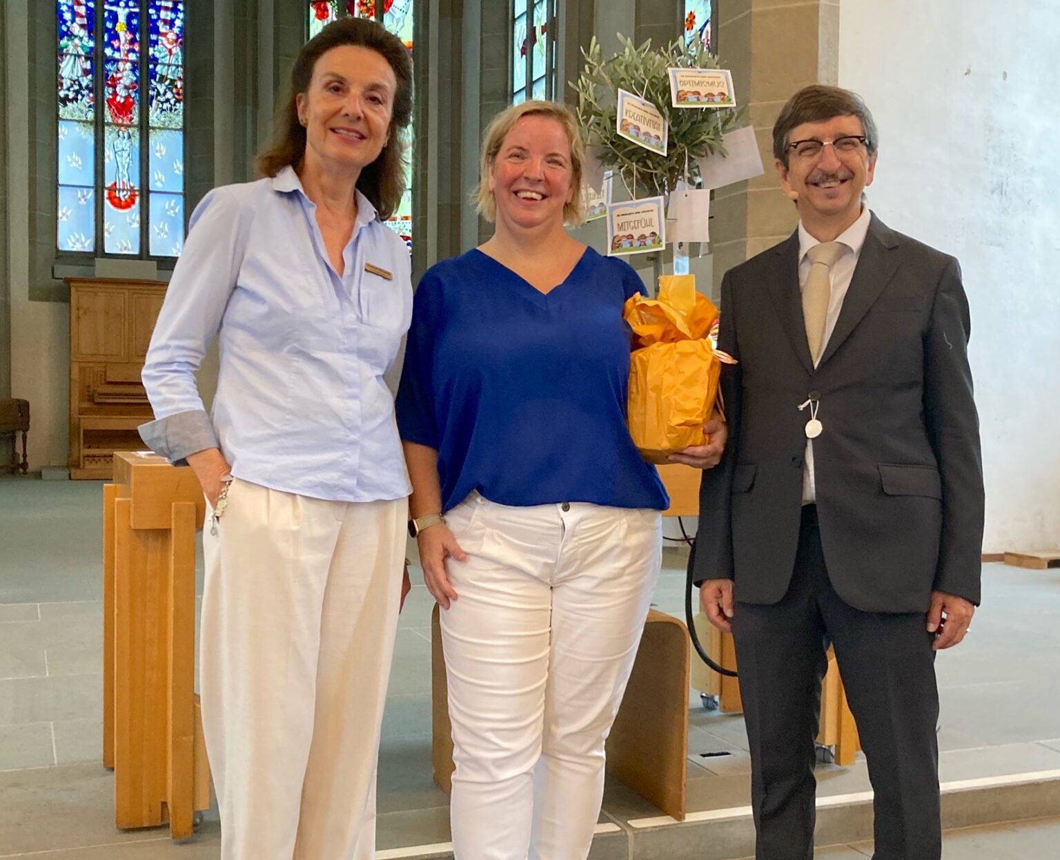 Manuela Labahn (Mitte) wurde im Schulanfangs-Gottesdienst feierlich als Katechetin eingesetzt.
Foto: Martina Graf