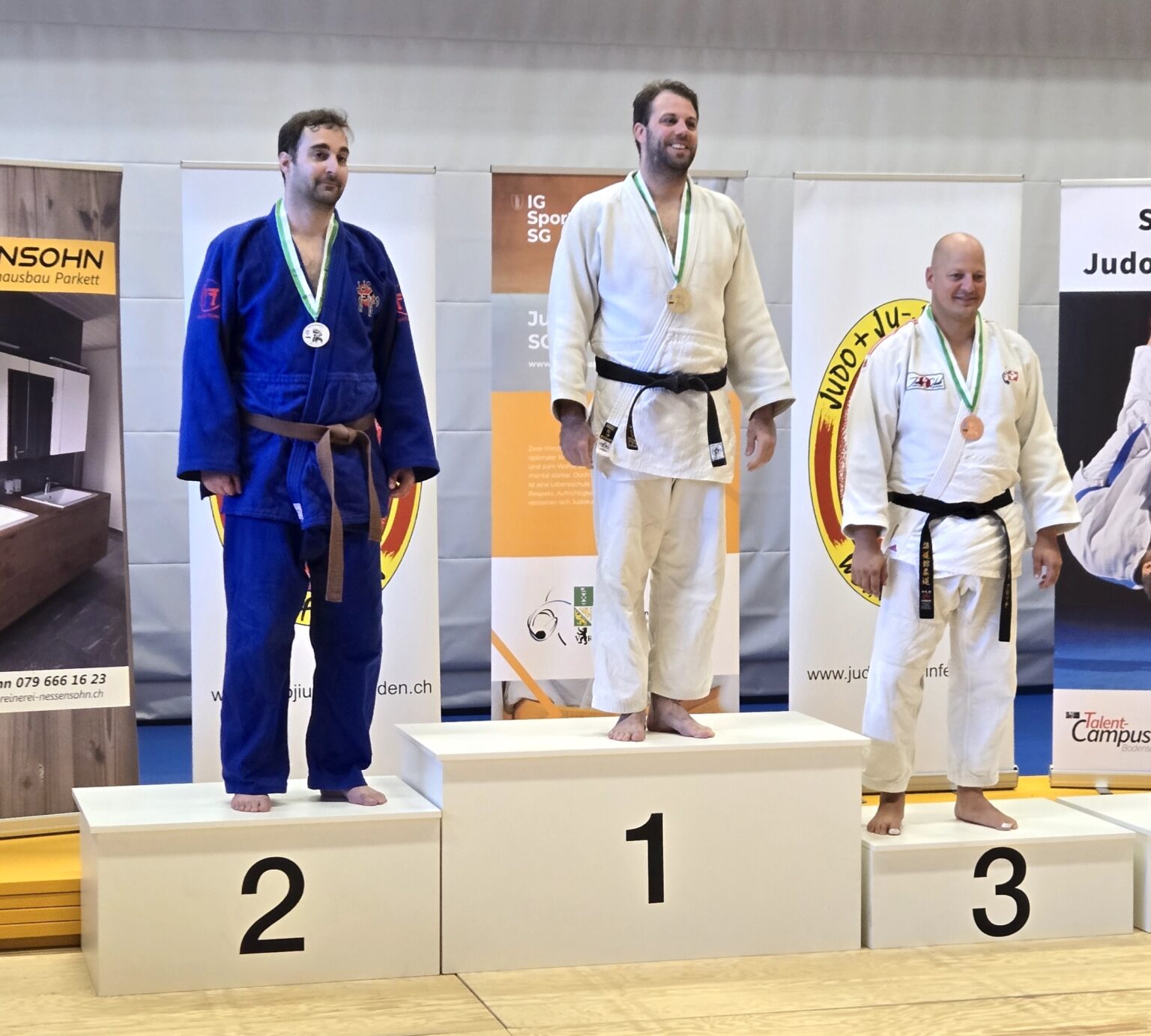 Einige Mitglieder der neuen Wettkampfgruppe des JJCM besuchten am Wochenende das Turnier und konnten sich neben zwei Silber- auch zwei Bronzemedaillen sichern.
Die Trainer hatten die Athleten gezielt vorbereitet und hatten einige Erwartungen. Es kämpften Isabella Siegle, Saskia Büchi, Luis Huber, Adriano Williams und Michael Sutter. Begleitet und unterstützt wurde die Mannschaft von Coach Daniel Häring.
Michael kämpfte am Samstag in der Master-Klasse (Ü30). Er musste sich lediglich ein Mal geschlagen geben und gewann die Silbermedaille. Luis und Adriano (beide U11) durften am Sonntag kämpfen und sicherten sich die Bronzemedaille. Adriano war besonders stolz auf seinen ersten Sieg an seinem ersten grossen Turnier. Saskia (U13) hatte diesmal kein Wettkampfglück, sie gewann zwar einen Kampf, konnte sich anschliessend aber nicht für die Finalrunden qualifizieren und ging für einmal leer aus. Als Letzte war Isabella (U15) auf den Tatatmi, sie musste sich wie Michael einmal geschlagen geben und gewann die zweite Silbermedaille für den JJCM.
Fotos: zvg