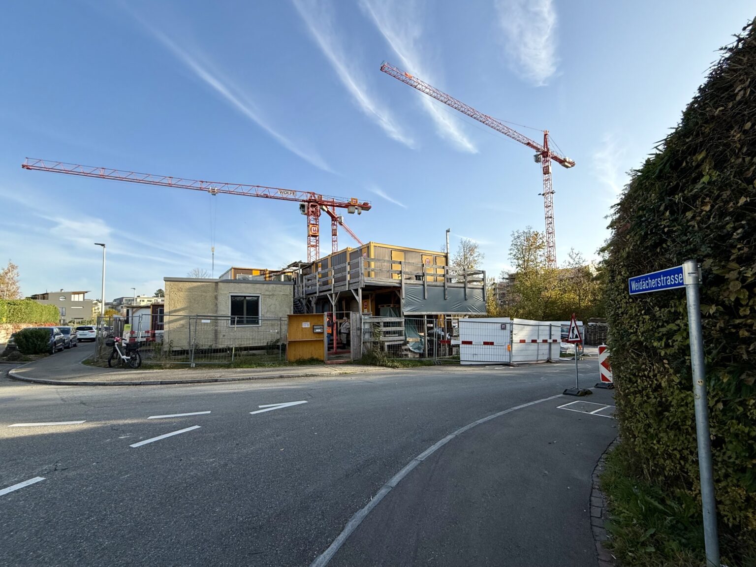 Die Grossbaustelle verbirgt sich hinter den Baucontainern an der Ecke Weidächerstrasse und Lütisämetstrasse.