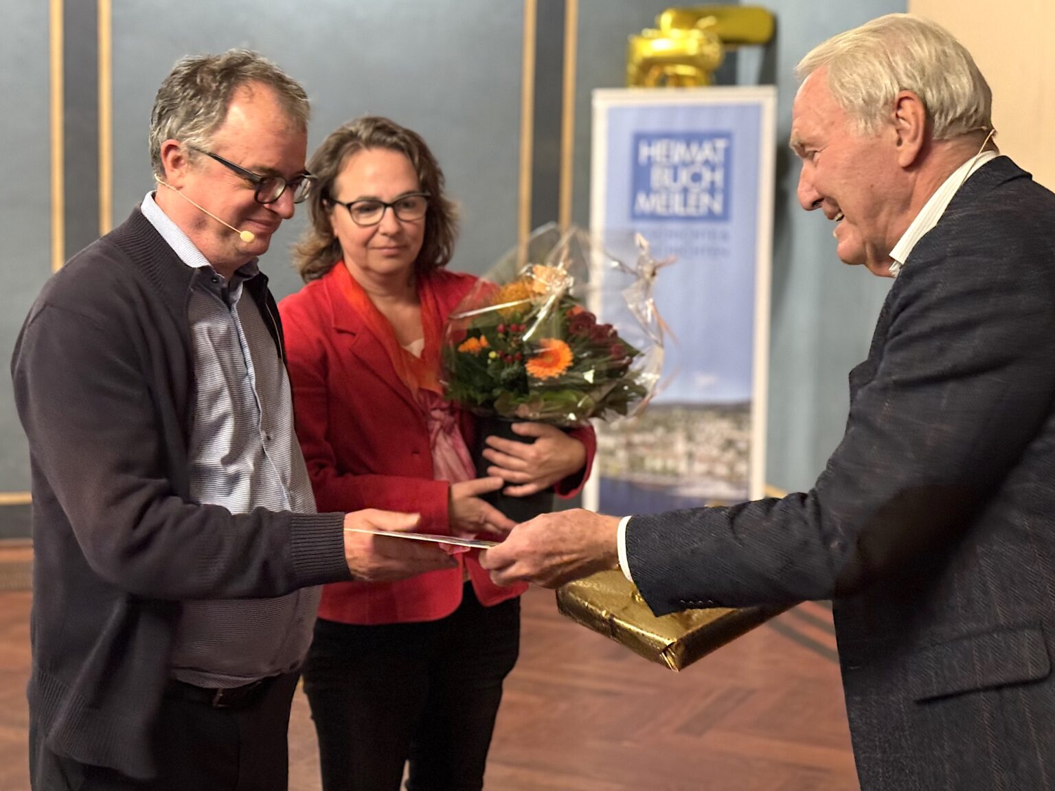 Redaktor Hansruedi Galliker und seine Zukünftige Marlis Schlumpf erhielten von Hans Isler zur Vermählung ein Geschenk.