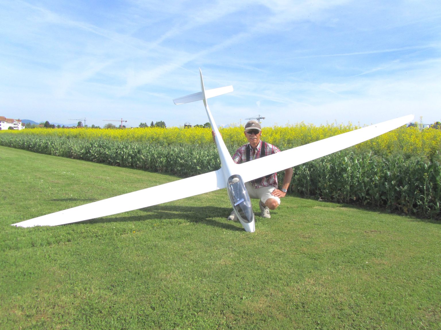 Georg Staub entwickelt seine Modellflugzeuge von A bis Z selber.
Fotos: Jürgen Lefevere