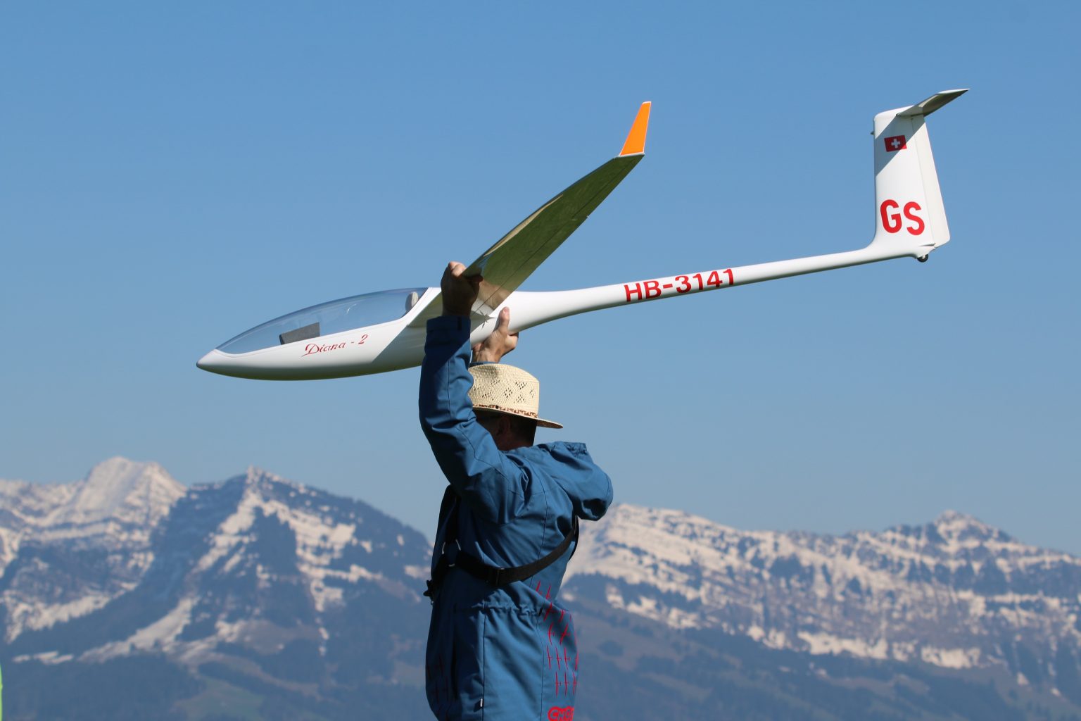 Wenn die Verhältnisse stimmen, kann das Modellflugzeug stundenlang in der Luft bleiben.