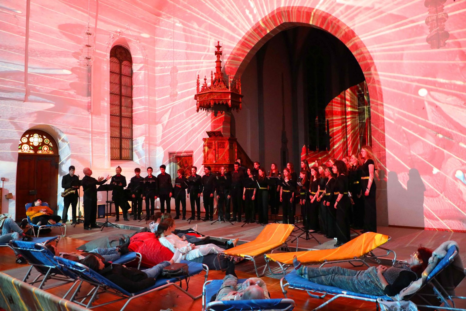 Liegestühle und Sitzsäcke luden dazu ein, im Liegen Musik und Lichtspiele zu geniessen.
Fotos: Petra Steiner
