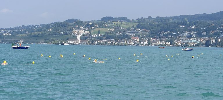 Viele Badekappen auf dem Weg nach MeilenIMG_3520 2_web