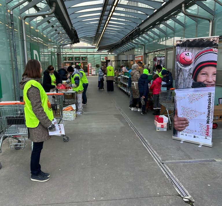 Foto 1-Hochbetrieb vor der Migros_web