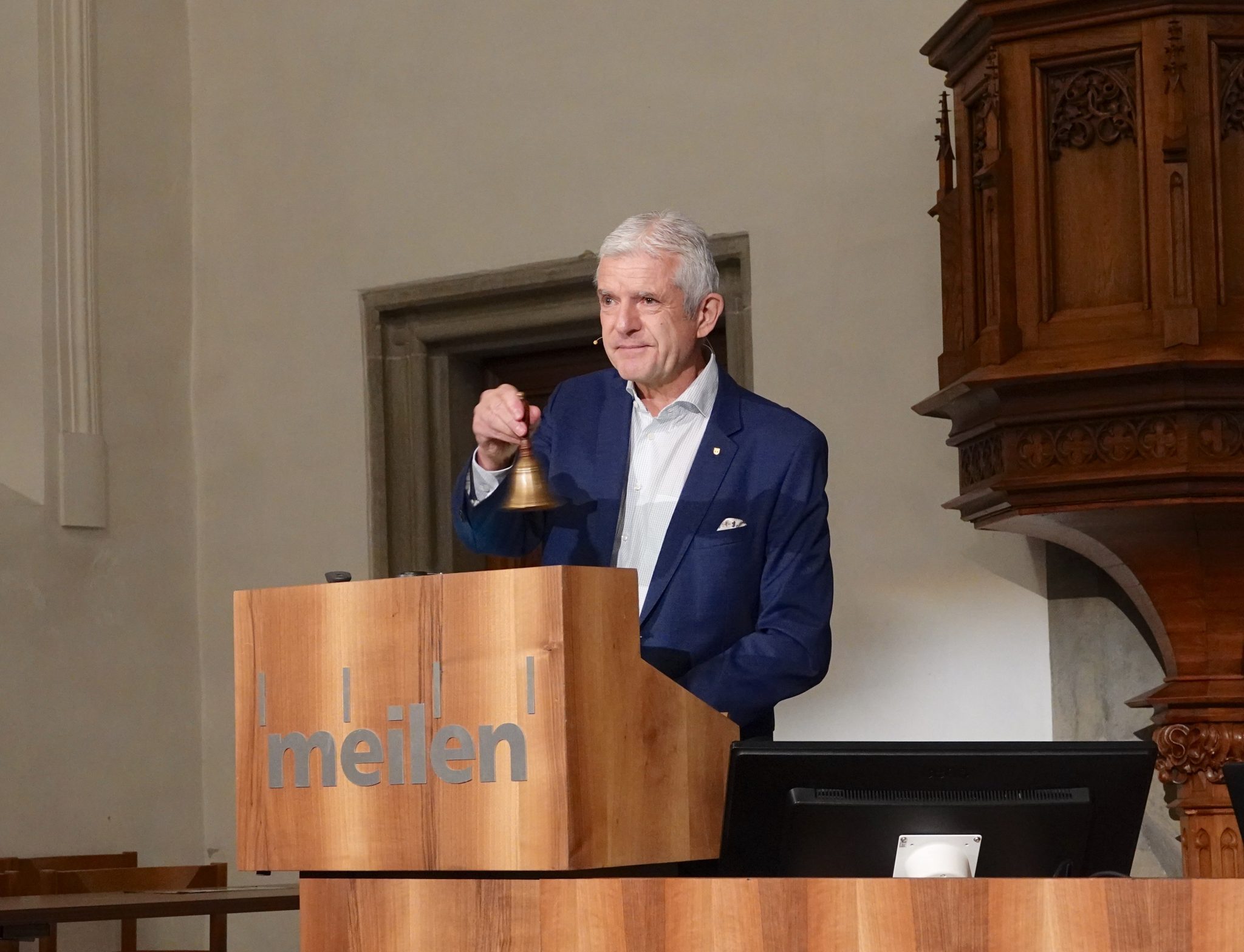 Gemeindeversammlung Christoph mit Glocke_web