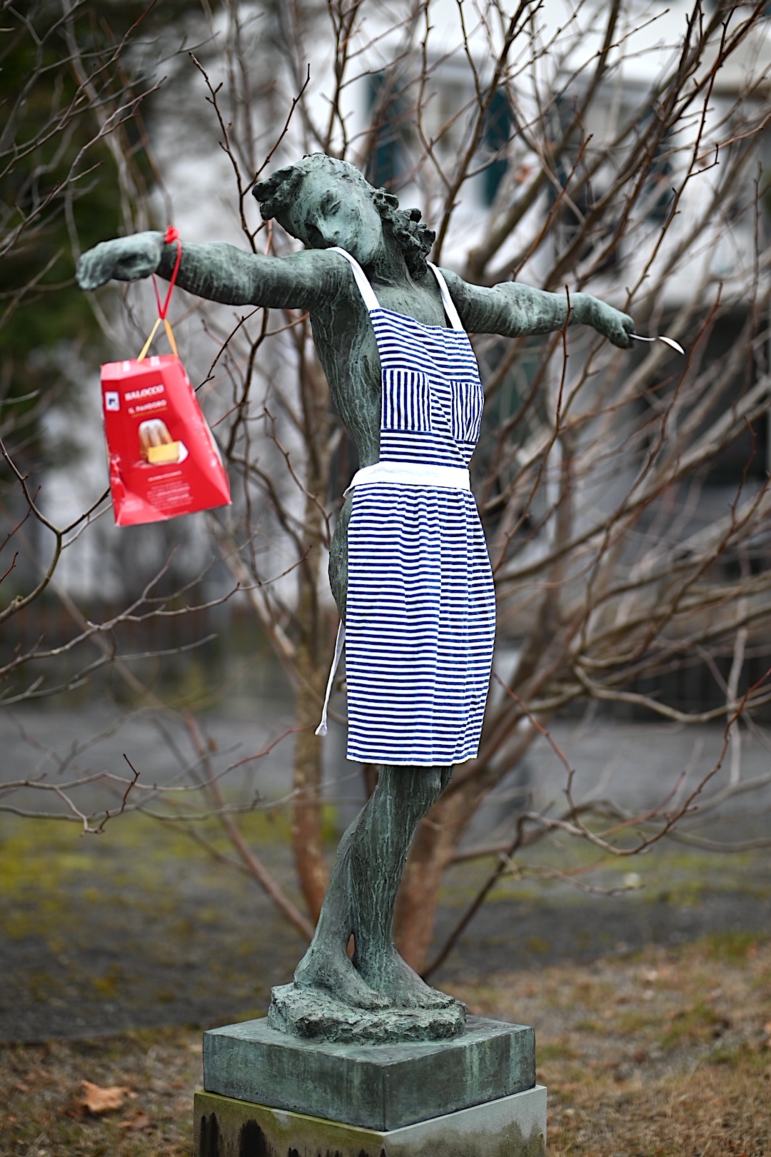 BdW_Sonia Stadelmann_Statue mit Panettone_web