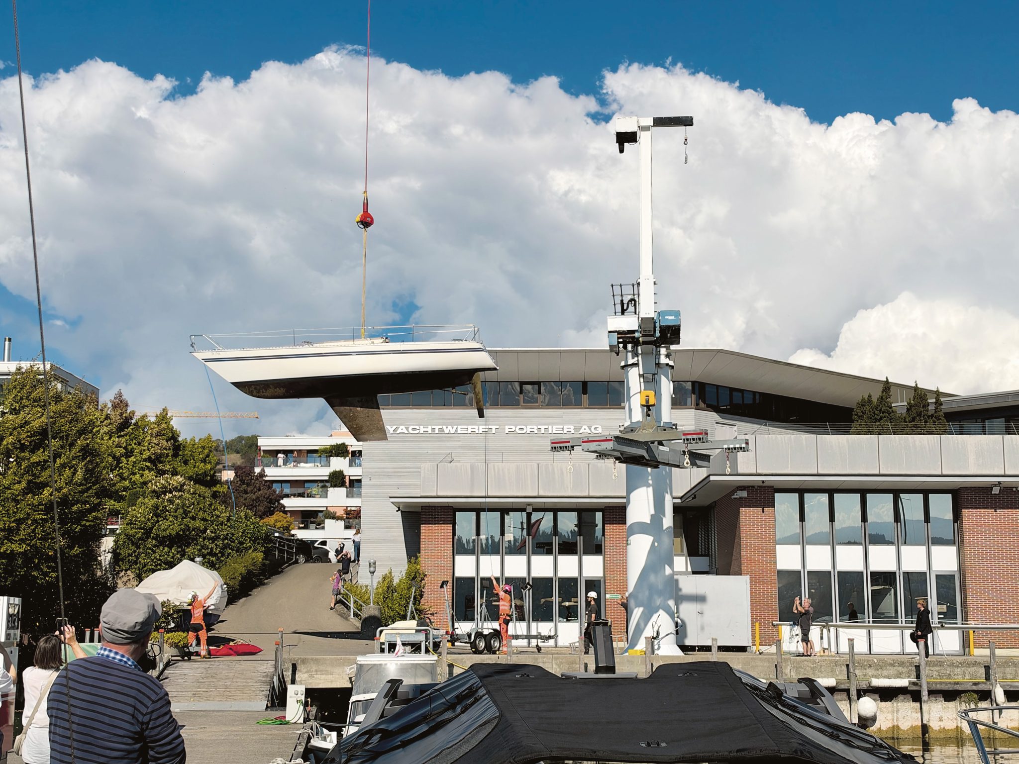 Yacht fast an Land_optisch-gerade_web